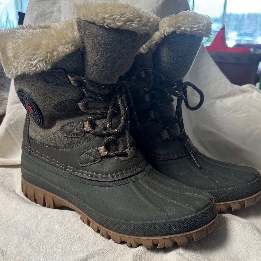 Cougar Gray and Tan Winter Boots size 10 with Faux Fur